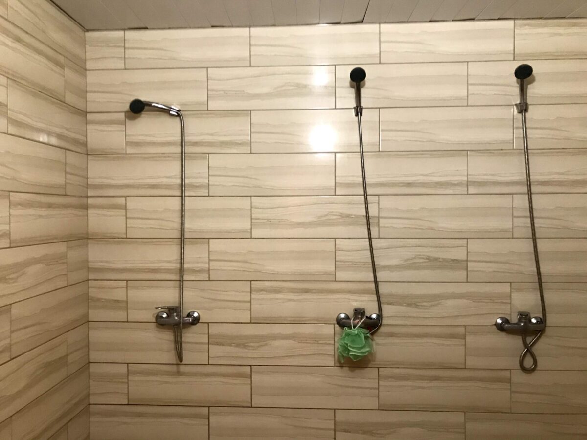 寮のシャワー室